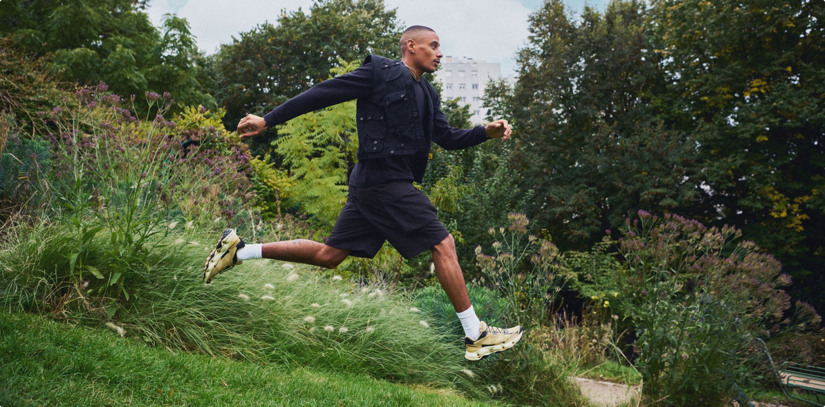 Homme en randonnée portant des chaussures de randonnée Merrell